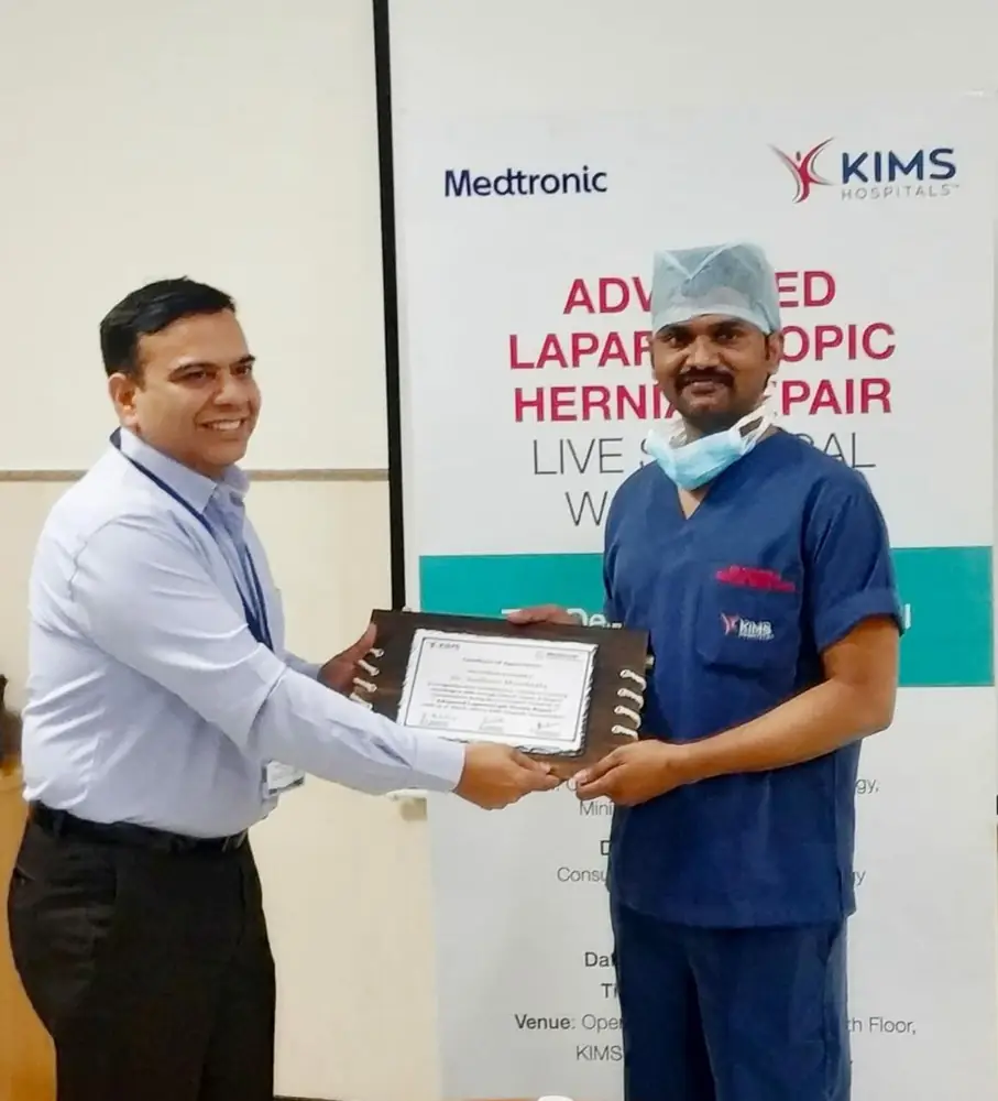 Dr Sudheer Moodadla receiving the Medtronic faculty memento for a hernia repair workshop